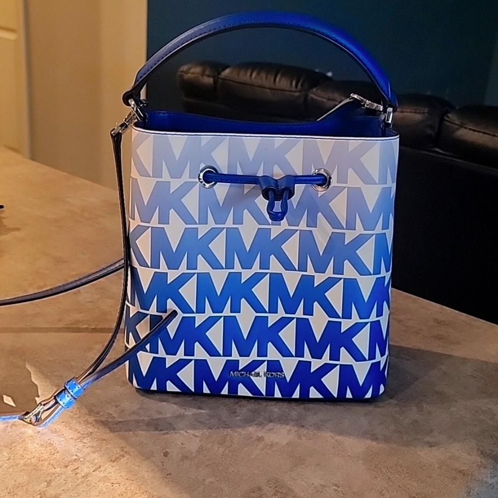 Michael kors bucket bag